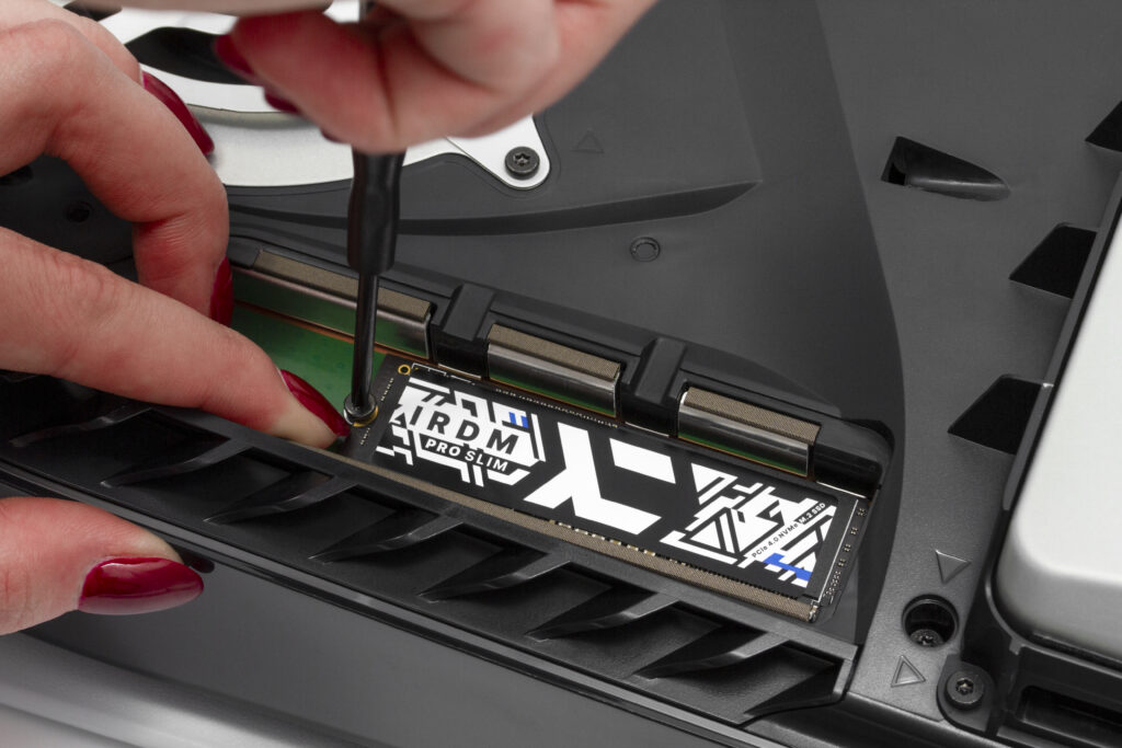Screwing the IRDM PRO SLIM drive with the mounting screw